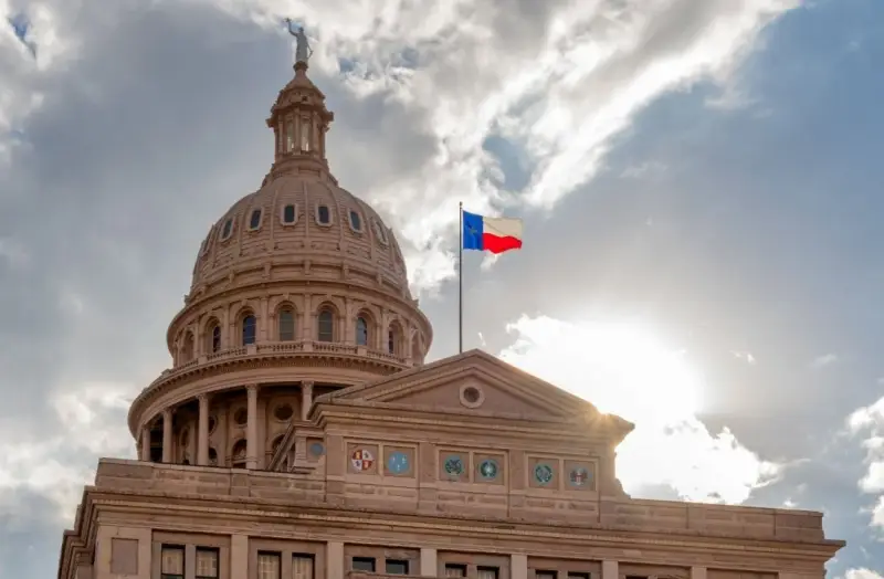 Three rounds of $800 million fund-raising completed by the Democratic Capital